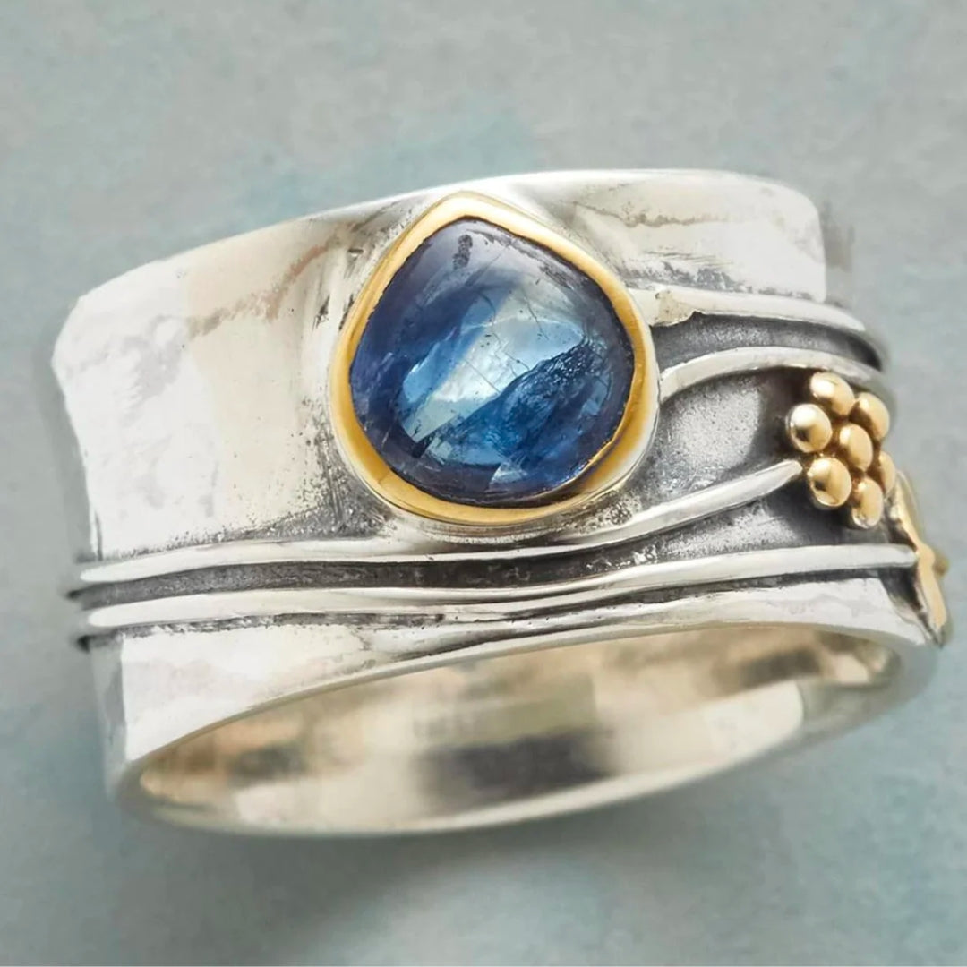 Vintage Ring with Blue Sapphire in Silver